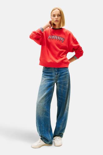 Pull-over rouge avec col rond de TOMMY JEANS, avec des manches longues et un logo imprimé sur la partie avant.
