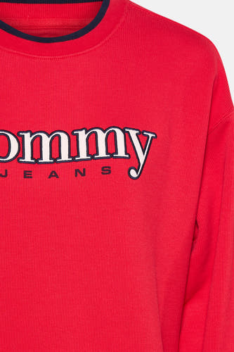 Pull rouge TOMMY JEANS, à col rond et avec inscription du logo sur le devant.