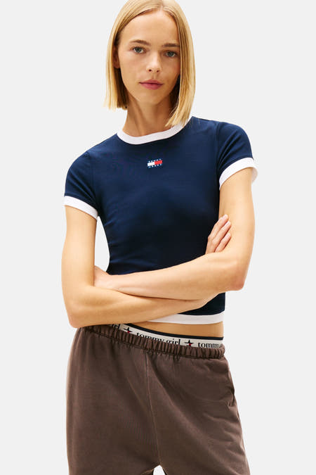 T-shirt bleu à manches courtes de TOMMY JEANS, vu de derrière avec une finition blanche sur les manches.