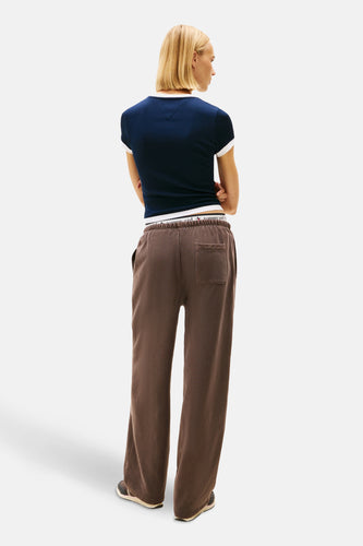 Blauw T-shirt met korte mouwen van TOMMY JEANS, gezien van achteren met een witte afwerking aan de mouwen.