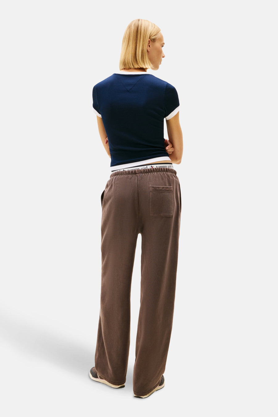 Blauw T-shirt met korte mouwen van TOMMY JEANS, gezien van achteren met een witte afwerking aan de mouwen.