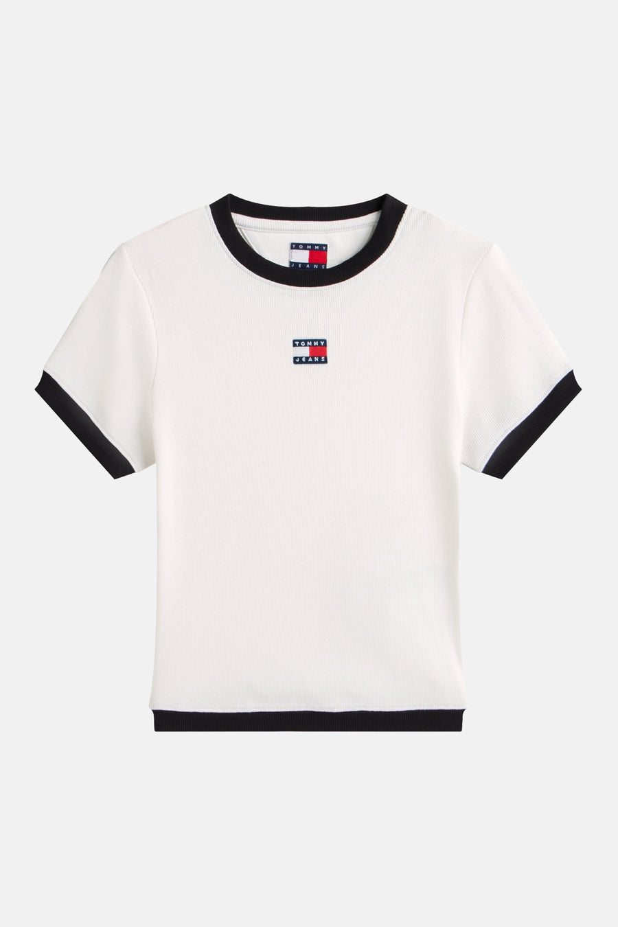 T-shirt blanc à manches courtes de TOMMY JEANS, fini avec des détails noirs à l'encolure, aux manches et à l'ourlet.