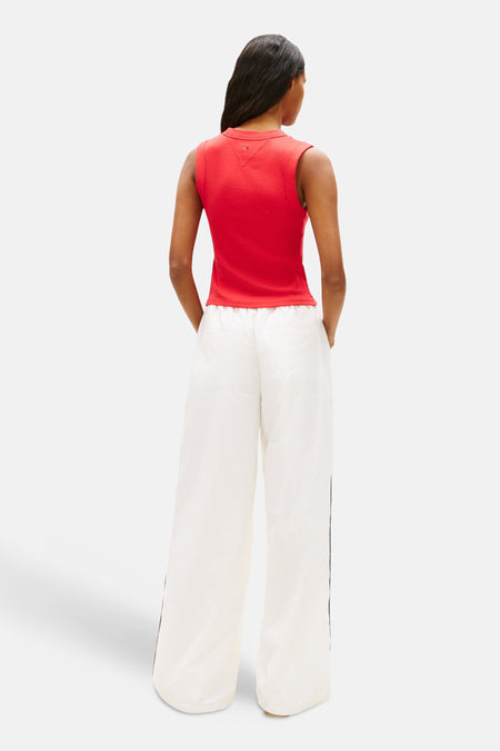Haut rouge TOMMY JEANS, sans manches et avec un petit logo dans le dos.