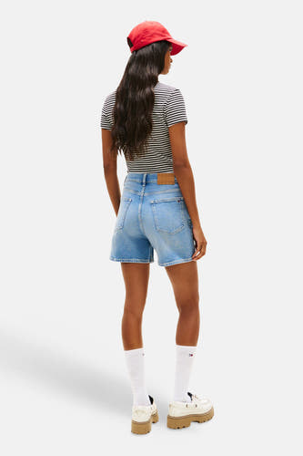 Short en jean bleu moyen de TOMMY JEANS, taille haute et dos visible.
