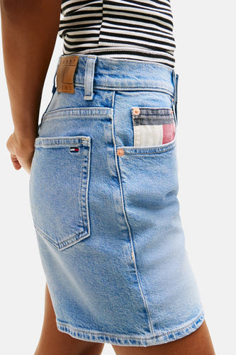 Jupe courte en jean bleu moyen de Tommy Jeans, avec une chemise rayée et une poche colorée.