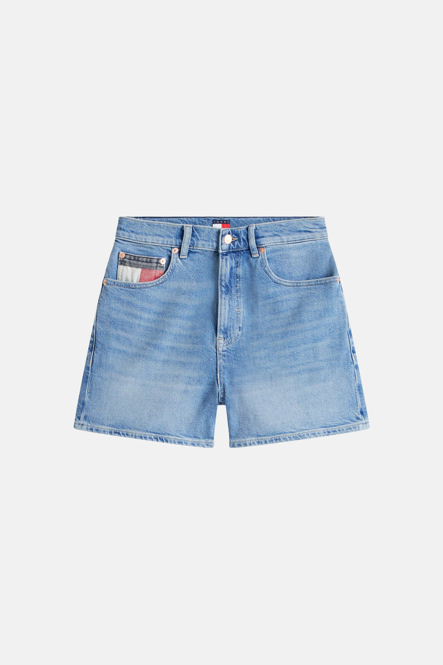 Short en jean bleu moyen de Tommy Jeans, avec un patch logo sur la poche.