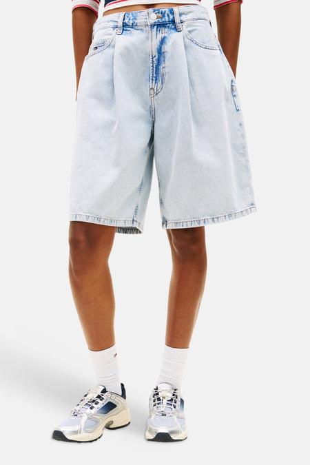 Short en denim bleu clair de TOMMY JEANS avec une coupe ample et des plis.