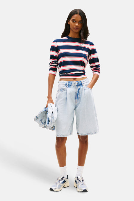 Lichtblauwe denim short van TOMMY JEANS met een losvallend model en plooien.