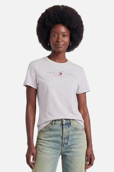 Grijze korte mouw T-shirt van TOMMY JEANS met logo print op borst, gedragen met lichtgewassen jeans, front view
