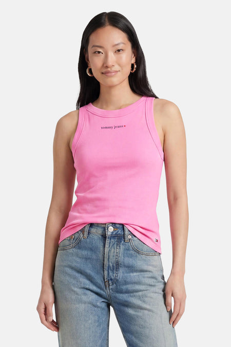 Roze tanktop van TOMMY JEANS met klein logo op borst, gedragen met blauwe jeans, front view