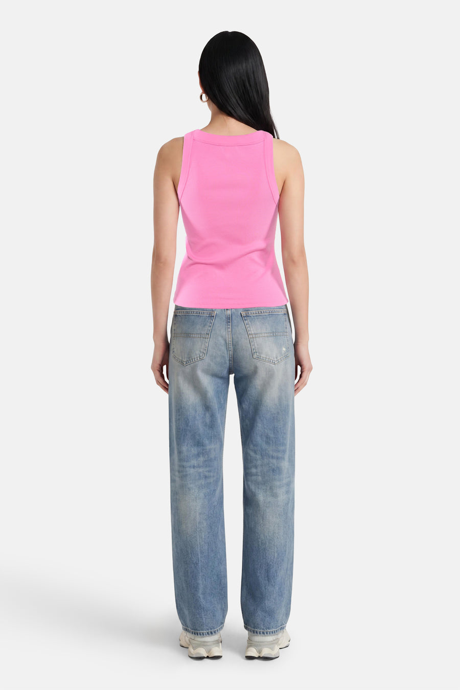 Roze ribbel tanktop van TOMMY JEANS, achterzijde, strak model, met lichtblauwe jeans en witte sneakers