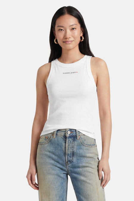 Witte tanktop van TOMMY JEANS met klein logo op borst, gedragen met blauwe jeans, front view