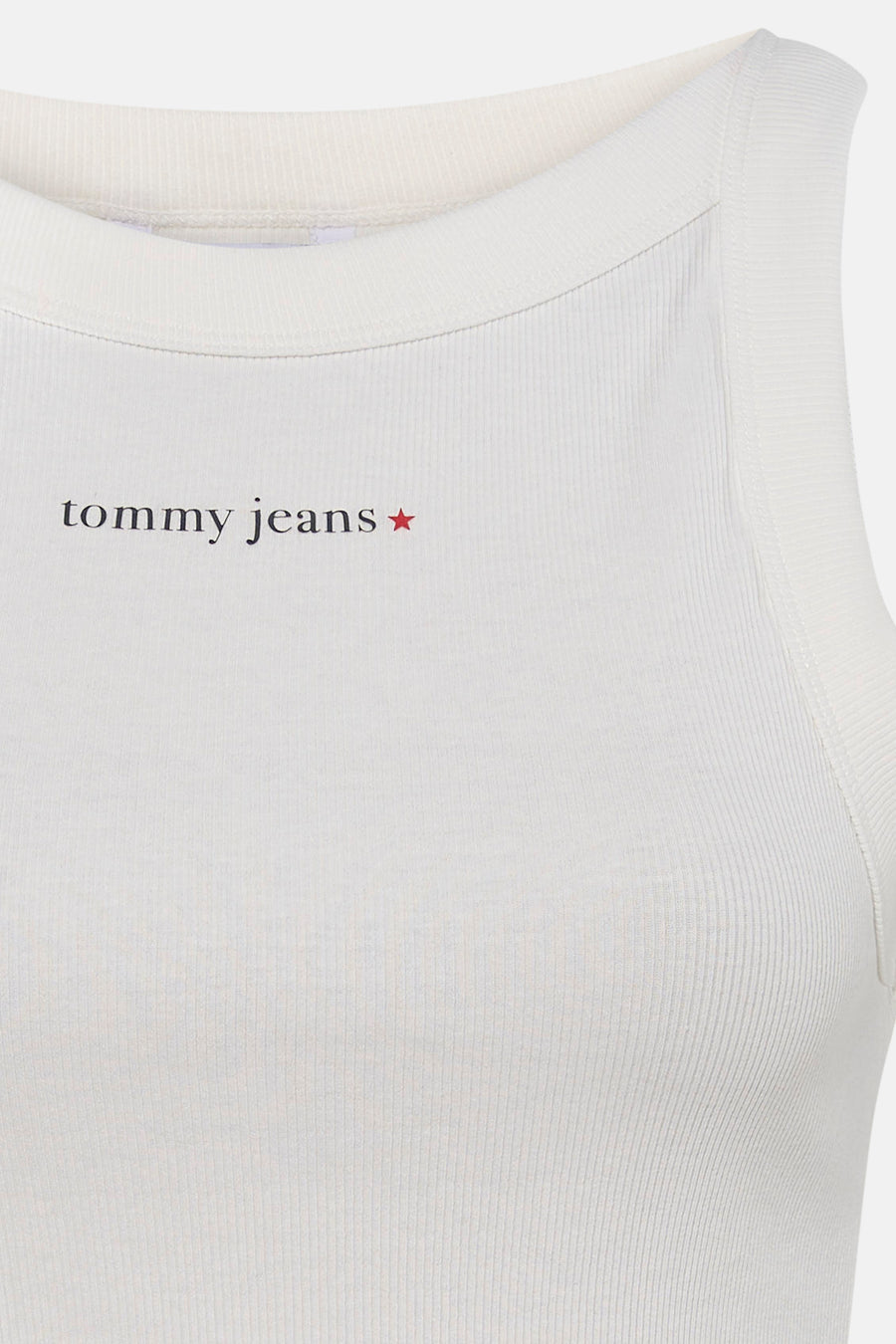 Witte ribbel tanktop van TOMMY JEANS met klein logo en rode ster op borst, close-up voorzijde