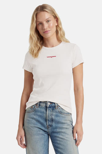 Witte korte mouwen T-shirt van TOMMY JEANS met rode logo borduurwerk, gedragen met blauwe jeans, front view