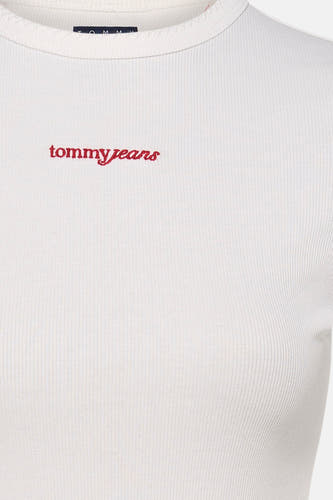 Witte korte mouwen T-shirt van TOMMY JEANS met rode geborduurde logo op borst, ribbelstructuur, close-up voorzijde