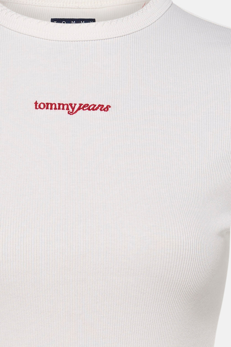 Witte korte mouwen T-shirt van TOMMY JEANS met rode geborduurde logo op borst, ribbelstructuur, close-up voorzijde
