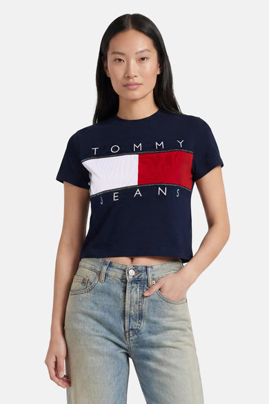Multicolor korte mouw T-shirt van TOMMY JEANS met logo-blok in marine, wit en rood, gedragen met lichtblauwe jeans, front view