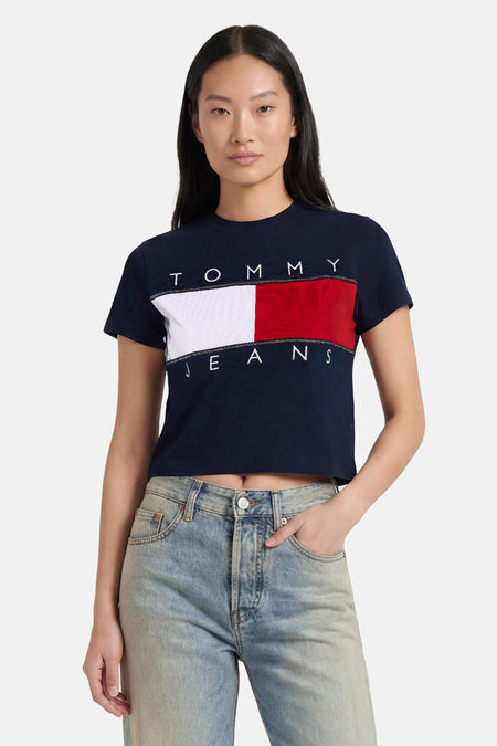 Multicolor korte mouw T-shirt van TOMMY JEANS met logo-blok in marine, wit en rood, gedragen met lichtblauwe jeans, front view