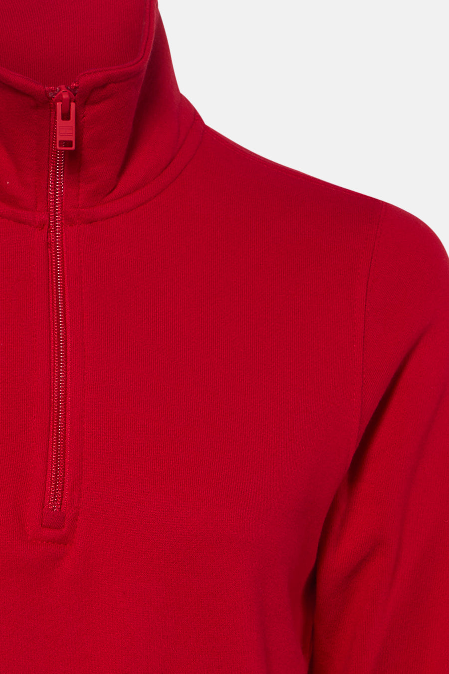 Rode ronde hals sweater van TOMMY JEANS met halve rits en fijne ribstructuur, close-up voorzijde