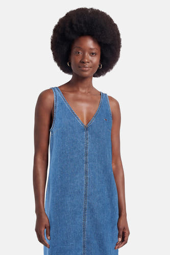 Blauw denimkleedje met V-hals van TOMMY JEANS, strakke pasvorm, voorzijde met rits, model in front view