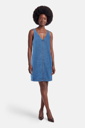Blauw denimkleedje met V-hals van TOMMY JEANS, strak model, front view, model draagt bruine hakken