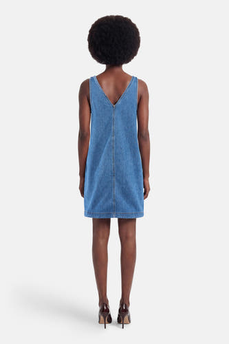 Blauw denimkleedje met korte mouwen van TOMMY JEANS, achterkant met V-hals en rits, model draagt donkere hakken