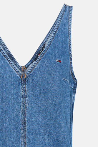 Mid blue denim kleedje met korte mouwen van TOMMY JEANS, close-up van V-hals met contrastnaden en klein logo op borst.