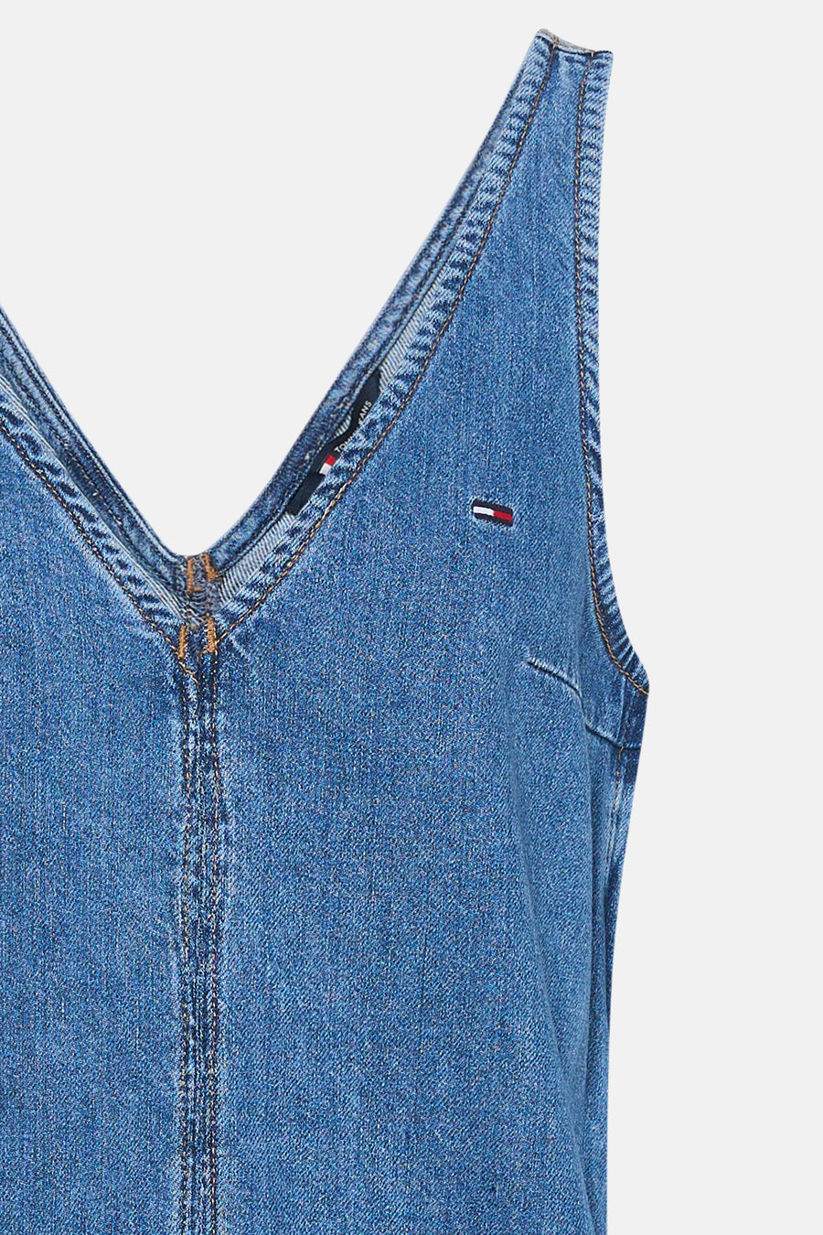 Mid blue denim kleedje met korte mouwen van TOMMY JEANS, close-up van V-hals met contrastnaden en klein logo op borst.