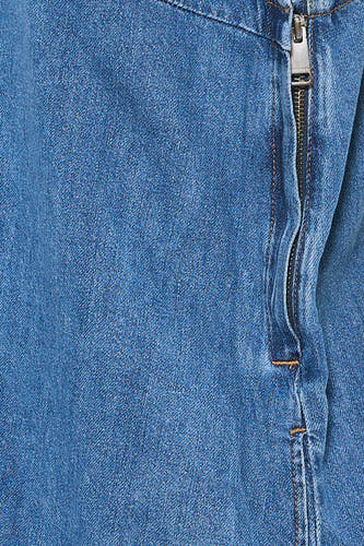 Blauw denimkleedje met korte mouwen van TOMMY JEANS, close-up met zilveren rits en contrastnaden