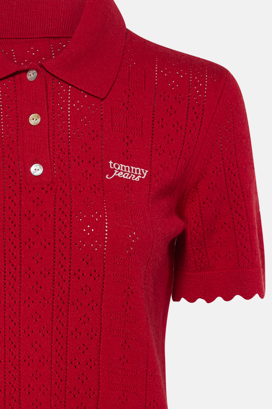Rode korte mouwen polo van TOMMY JEANS met gebreid patroon, witte knopen en logo op borst, close-up voorzijde