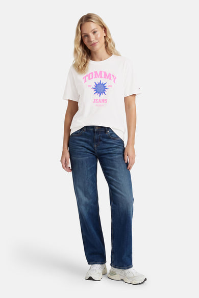 Ecru korte mouw T-shirt met roze en blauwe logo print van TOMMY JEANS, gedragen met blauwe jeans en witte sneakers, front view