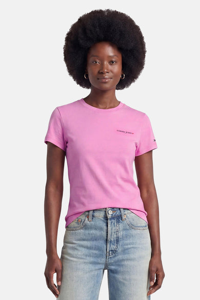 Roze korte mouwen T-shirt van TOMMY JEANS met klein logo op borst, gedragen met lichtblauwe jeans, front view