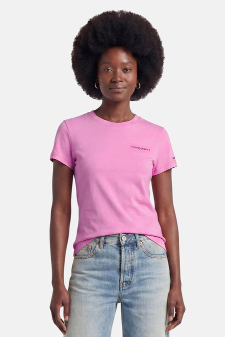 Roze korte mouwen T-shirt van TOMMY JEANS met klein logo op borst, gedragen met lichtblauwe jeans, front view