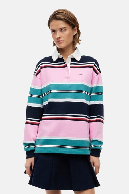 Multicolor gestreepte polo met lange mouwen van TOMMY JEANS, met witte kraag en knoopsluiting, gedragen met donkerblauwe rok, front view