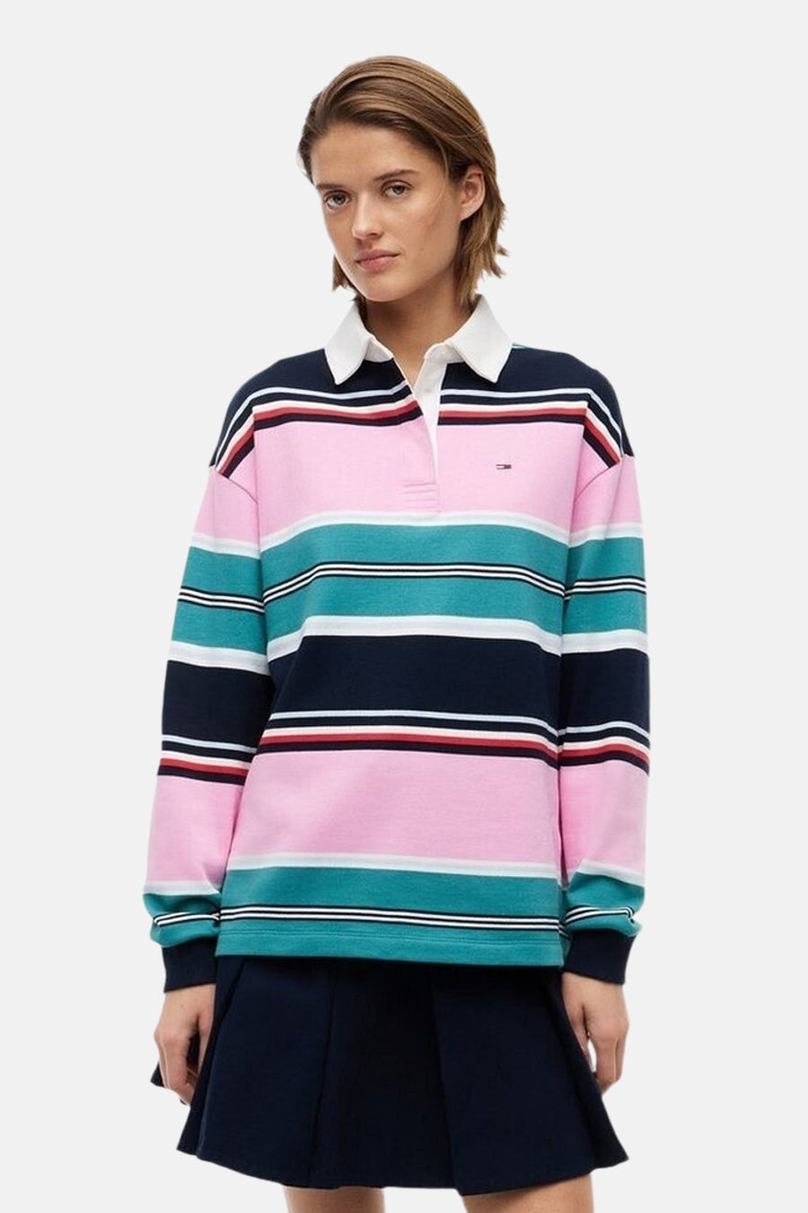Multicolor gestreepte polo met lange mouwen van TOMMY JEANS, met witte kraag en knoopsluiting, gedragen met donkerblauwe rok, front view