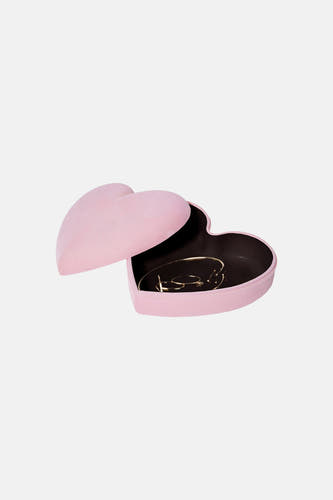 Roze hartvormige sieradenbox van fluweel van THE WOW EFFECT COMPANY, open met zwarte binnenkant en gouden sieraden erin, zijwaarts gezien