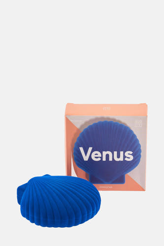 Boîte à bijoux cadeau bleue "Venus" de DOIY, en forme de coquille et avec une structure nervurée, avec emballage.