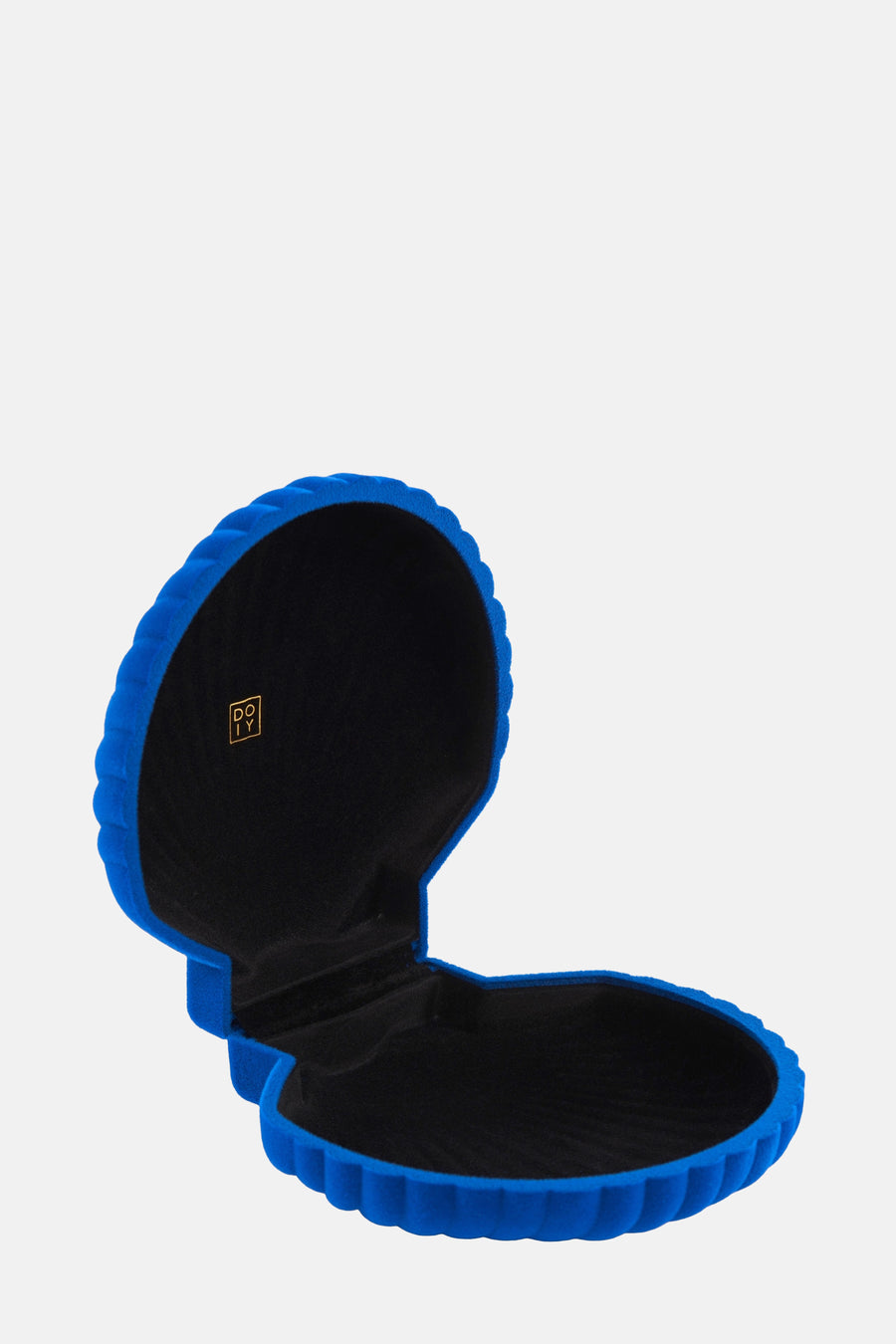 Cadeau bleu de DOIY, sous forme d'une coquille, avec une texture en velours douce.
