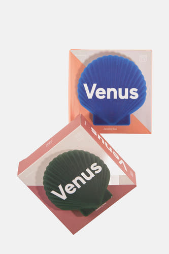 Boîte à cadeaux bleue de DOIY, en forme de coquille, avec les lettres blanches "Venus" dessus.