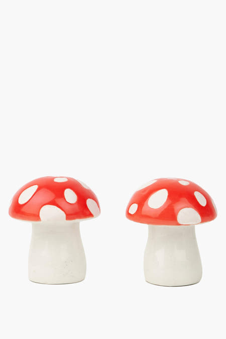 Deux champignons décoratifs rouges de DOIY, avec des taches blanches.