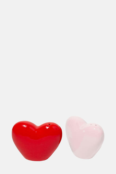 Cadeau multicolore de DOIY, composé d'un épiceur et sel selout rouge et rose en forme de cœur.