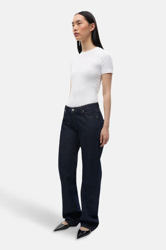 Jean droit bleu marine d'ENVII, porté avec un t-shirt blanc et des chaussures noires à bouts pointus.