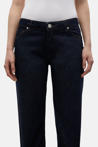 Jean droit bleu marine d'ENVII, avec fermeture à boutons et poches classiques.