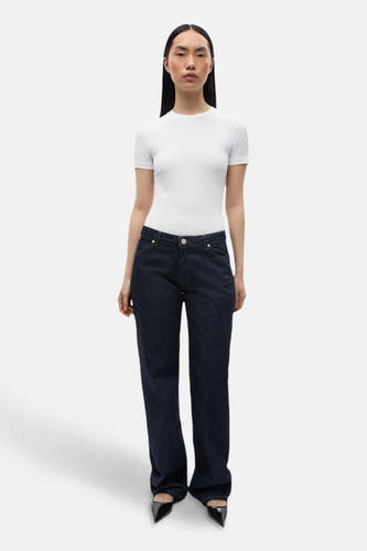 Jean droit bleu marine d'ENVII, porté avec un T-shirt blanc et des escarpins noirs.