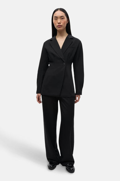 Blazer noir d'ENVII, avec des manches longues et une fermeture à un seul bouton.
