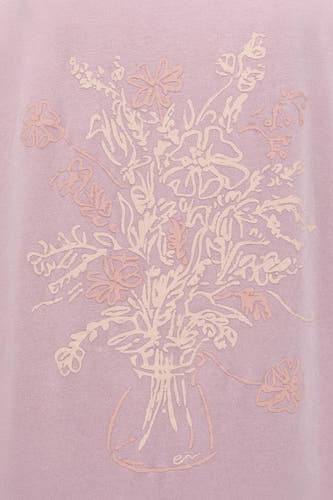 T-shirt rose d'ENVII avec une illustration rose clair d'un bouquet de fleurs dans un vase et les lettres 'en'.