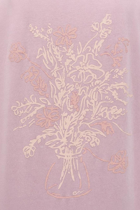 T-shirt rose d'ENVII avec une illustration rose clair d'un bouquet de fleurs dans un vase et les lettres 'en'.
