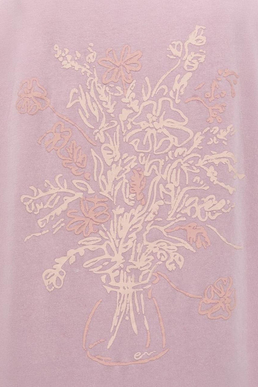 T-shirt rose d'ENVII avec une illustration rose clair d'un bouquet de fleurs dans un vase et les lettres 'en'.