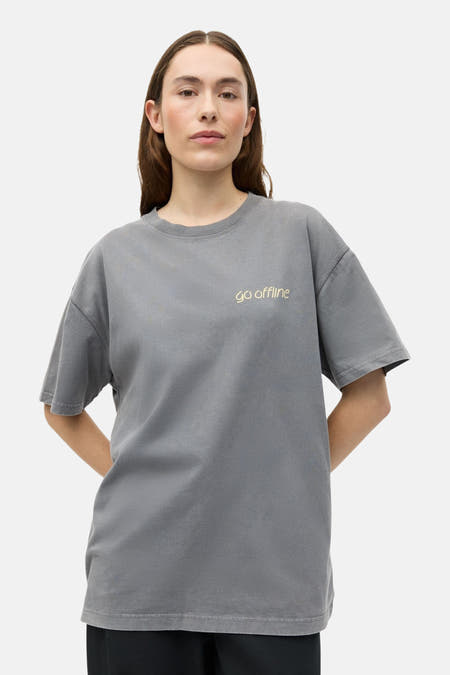 T-shirt gris à manches courtes d'ENVII, avec le texte "go offline" en lettres dorées.