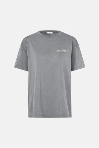 T-shirt gris à manches courtes d'ENVII, avec le texte "go offline" sur la poitrine.
